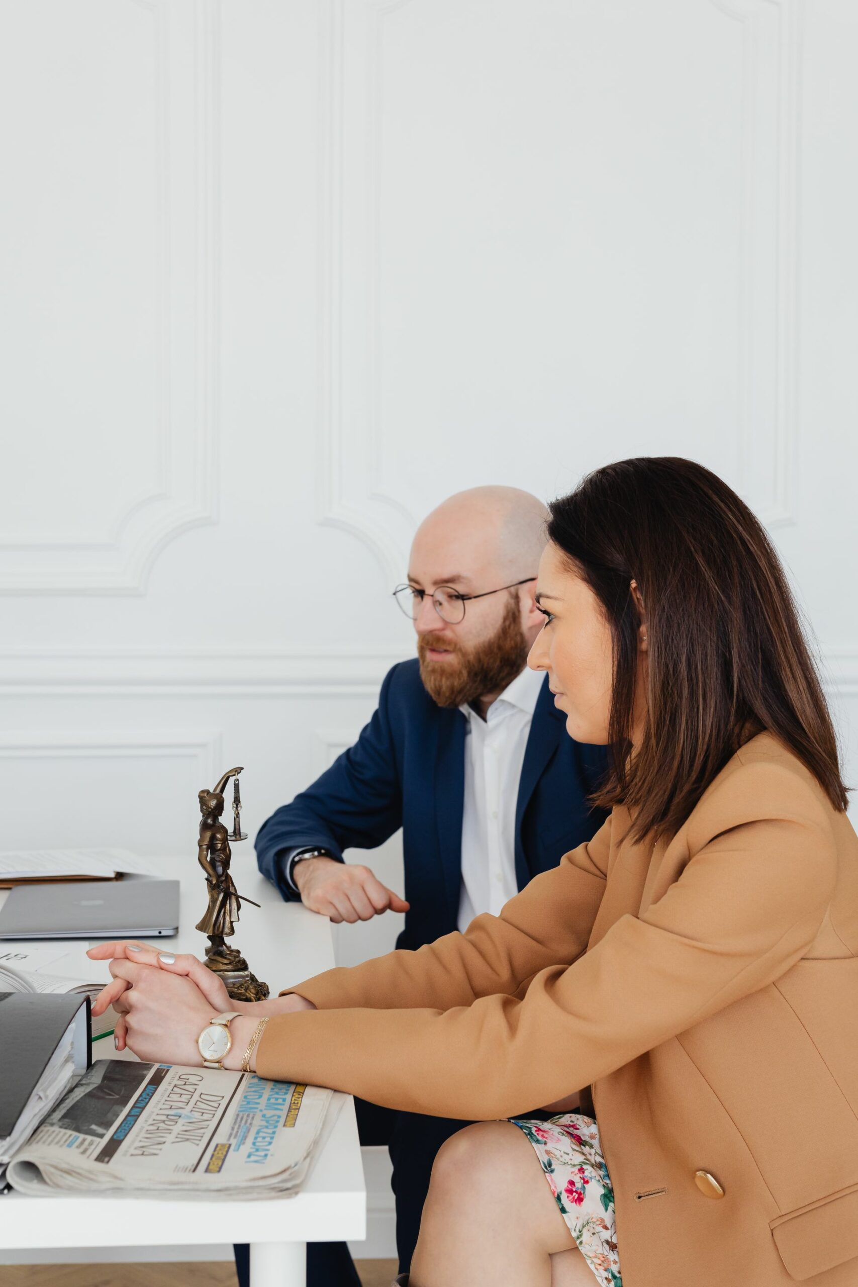 Courtier en assurance conseillant des dirigeants d'entreprise sur leur contrat de protection juridique professionnelle