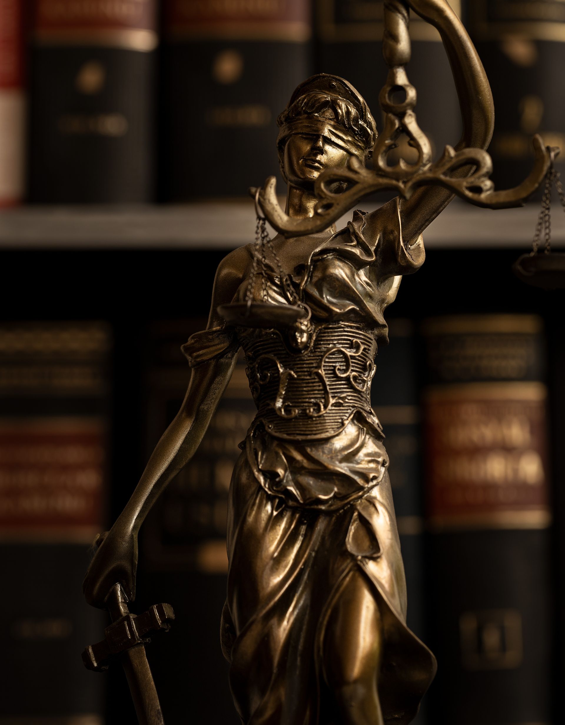 Balance de la justice dorée symbolisant la protection juridique professionnelle pour entreprises et indépendants