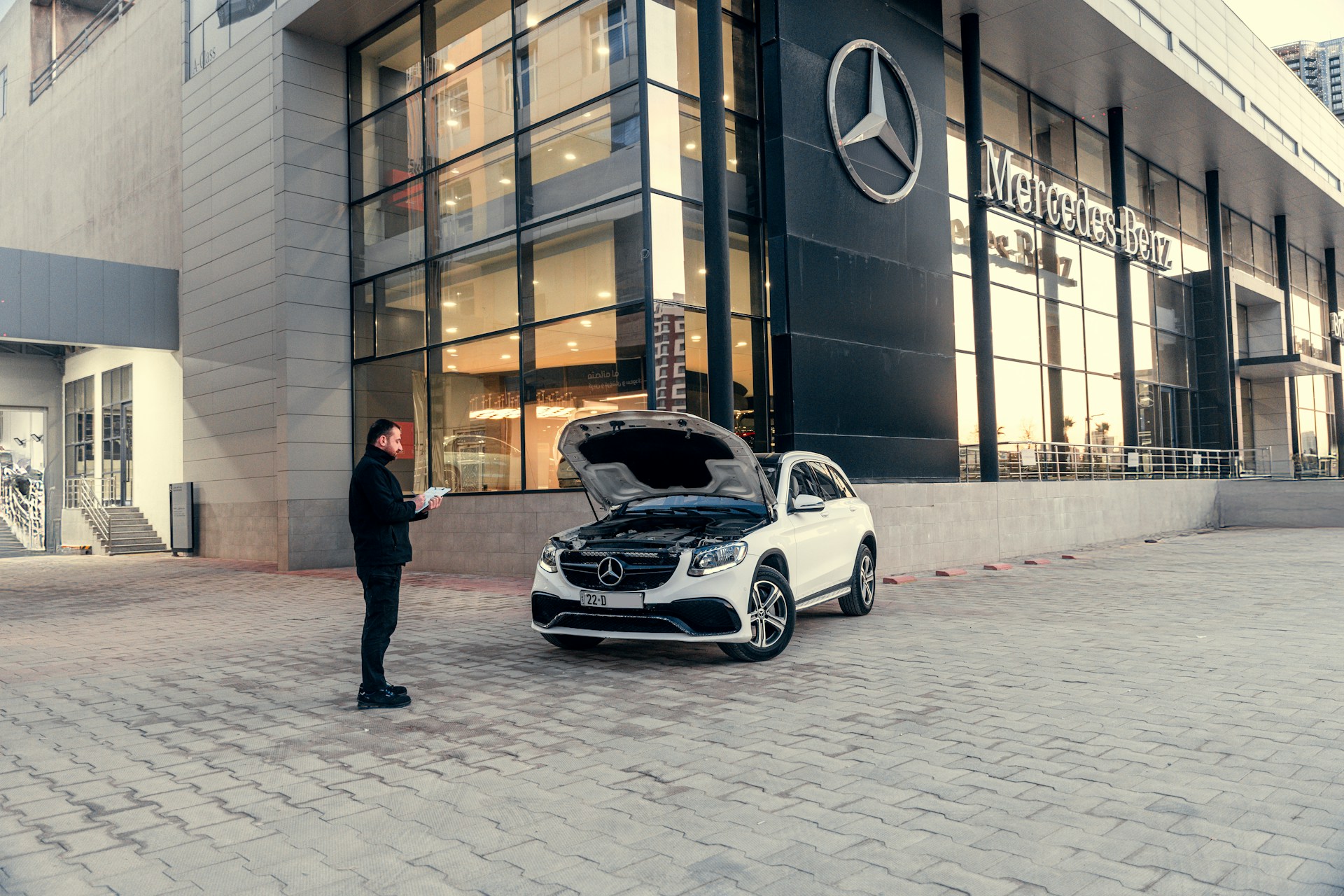 Remise des clés lors d'un essai client chez un négociant automobile