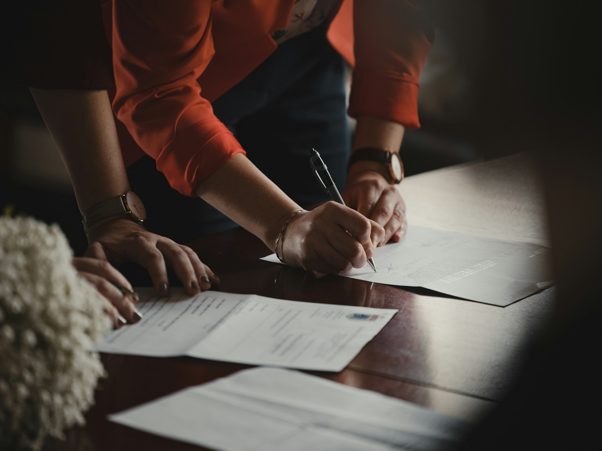 Directrice d'association signant la décision unilatérale de l'employeur (DUE) — conformité mutuelle et prévoyance CCN ÉCLAT Animation