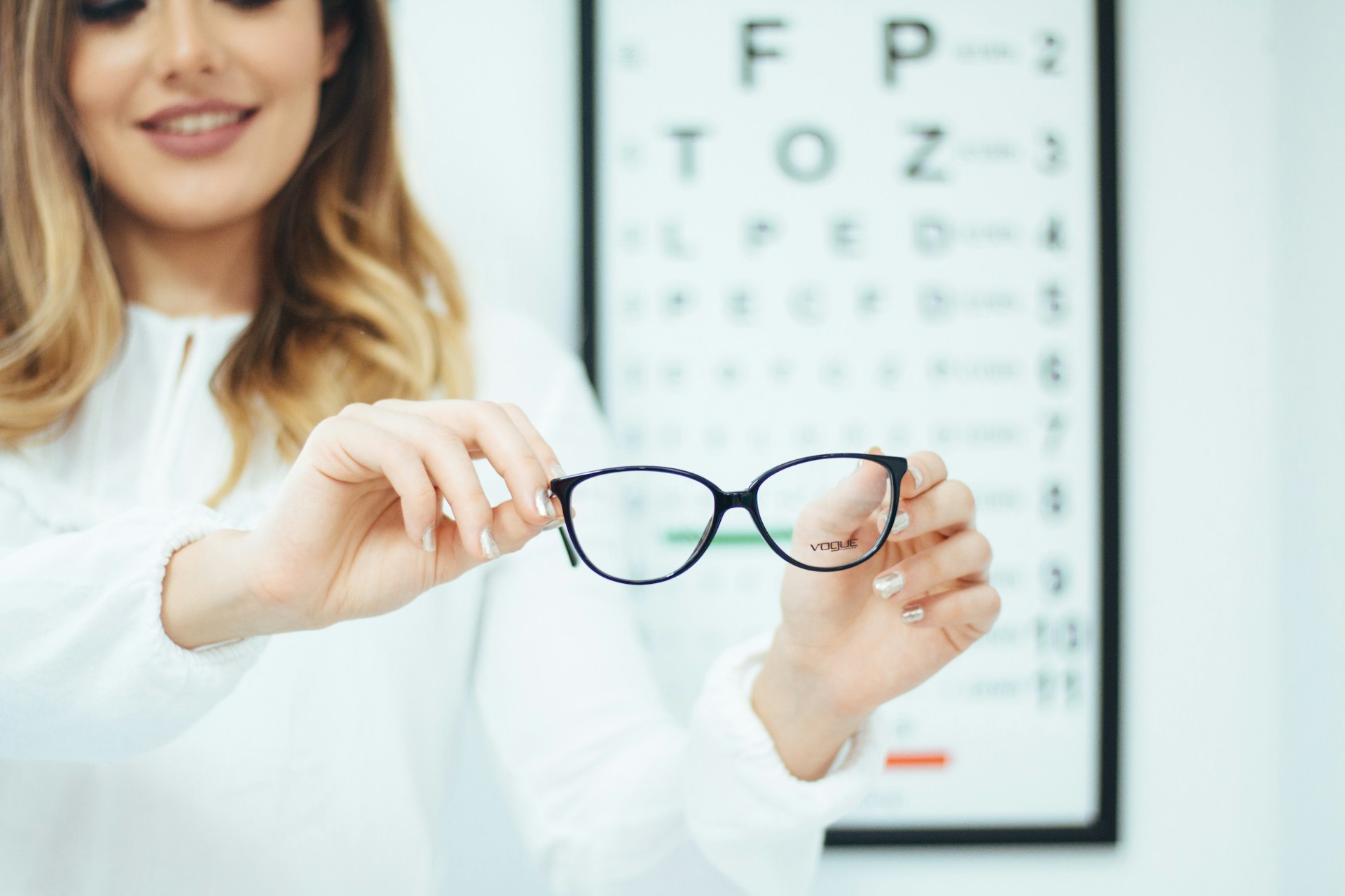 Opticien conseillant une cliente — tarifs négociés et tiers payant grâce aux réseaux de soins