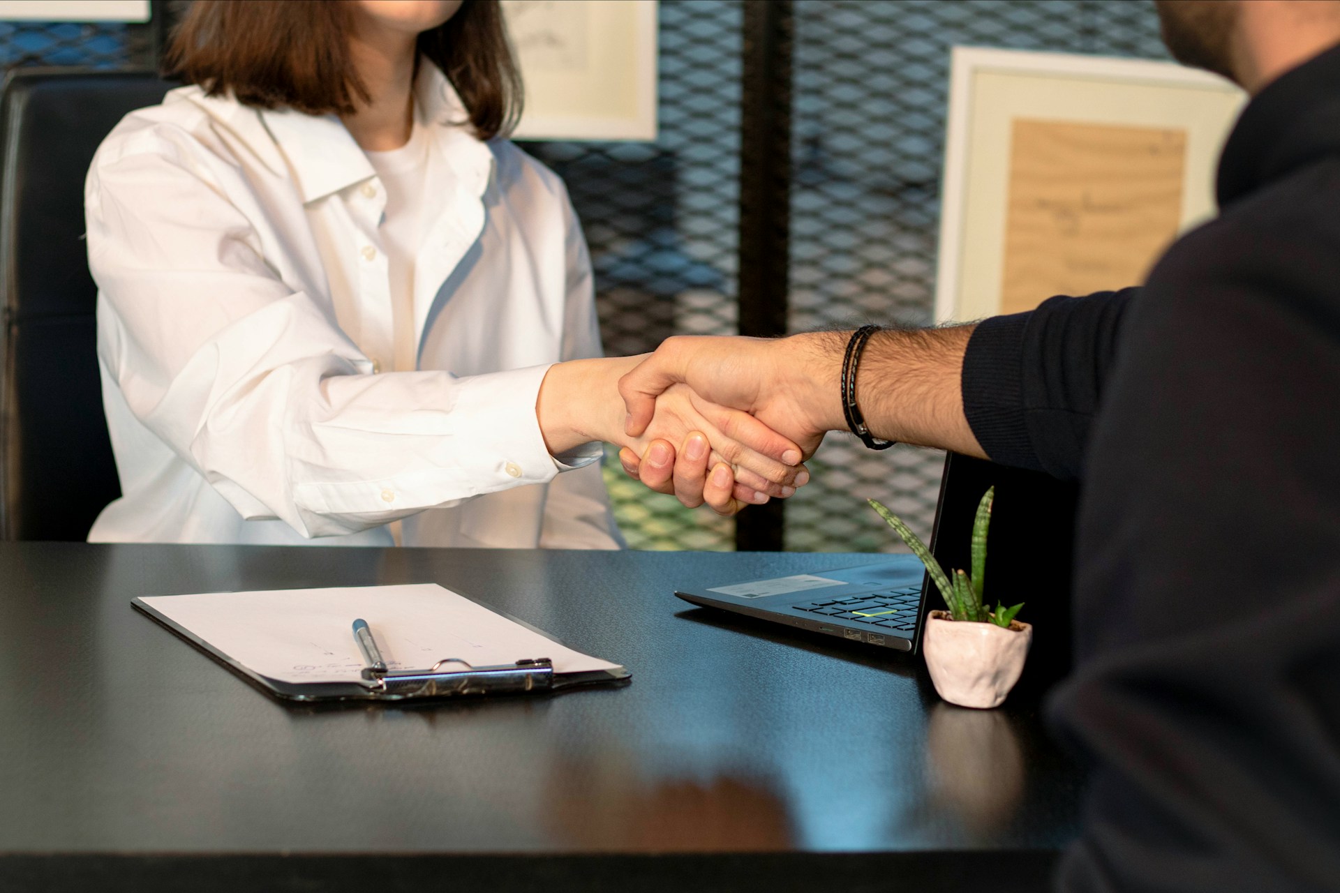 Signature d'un bail : les clauses d'assurance du bail commercial répartissent les garanties entre bailleur et locataire