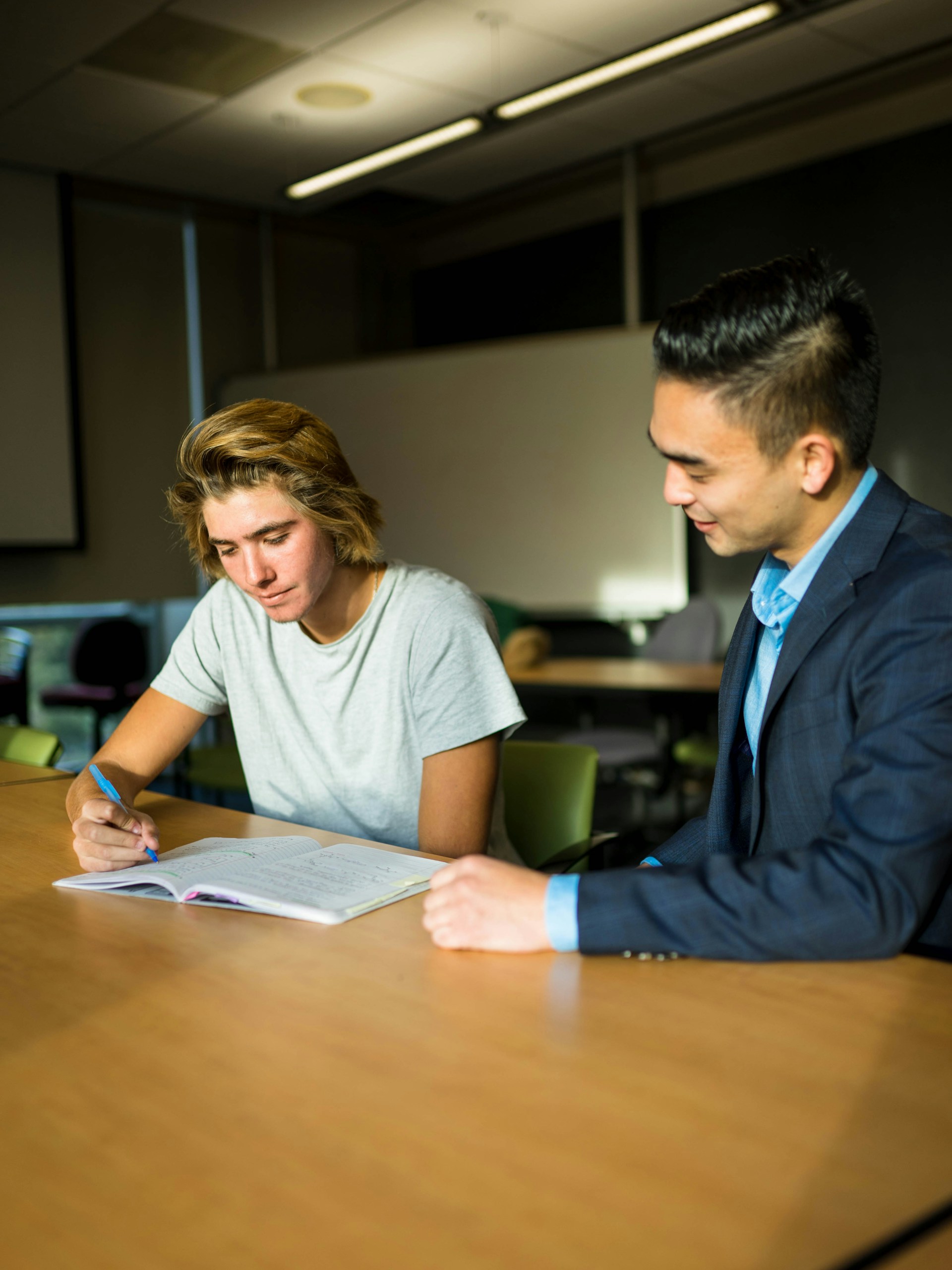 Apprenti en atelier avec son maître d'apprentissage, protection sociale active dès le premier jour du contrat