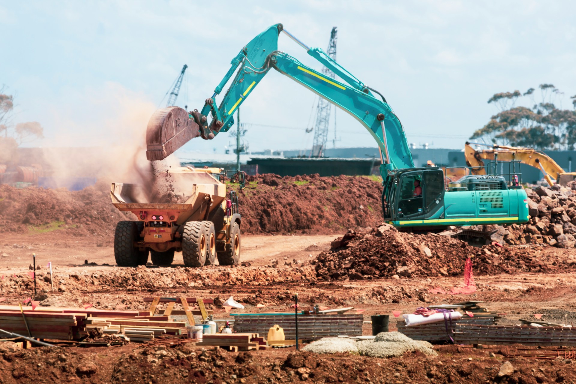 Pelleteuse sur un chantier de BTP couverte par une assurance tous risques engins de chantier