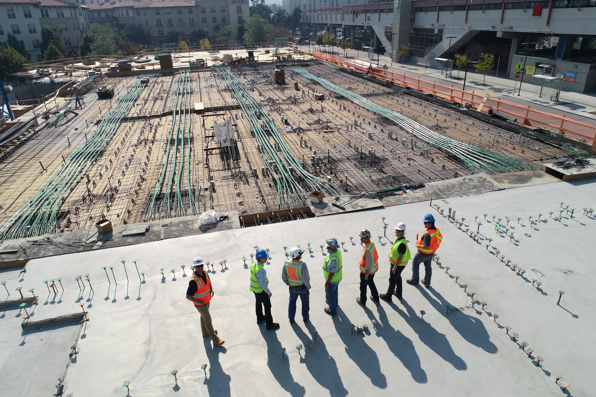 Chantier de construction avec grue couvert par une assurance tous risques chantier (TRC)