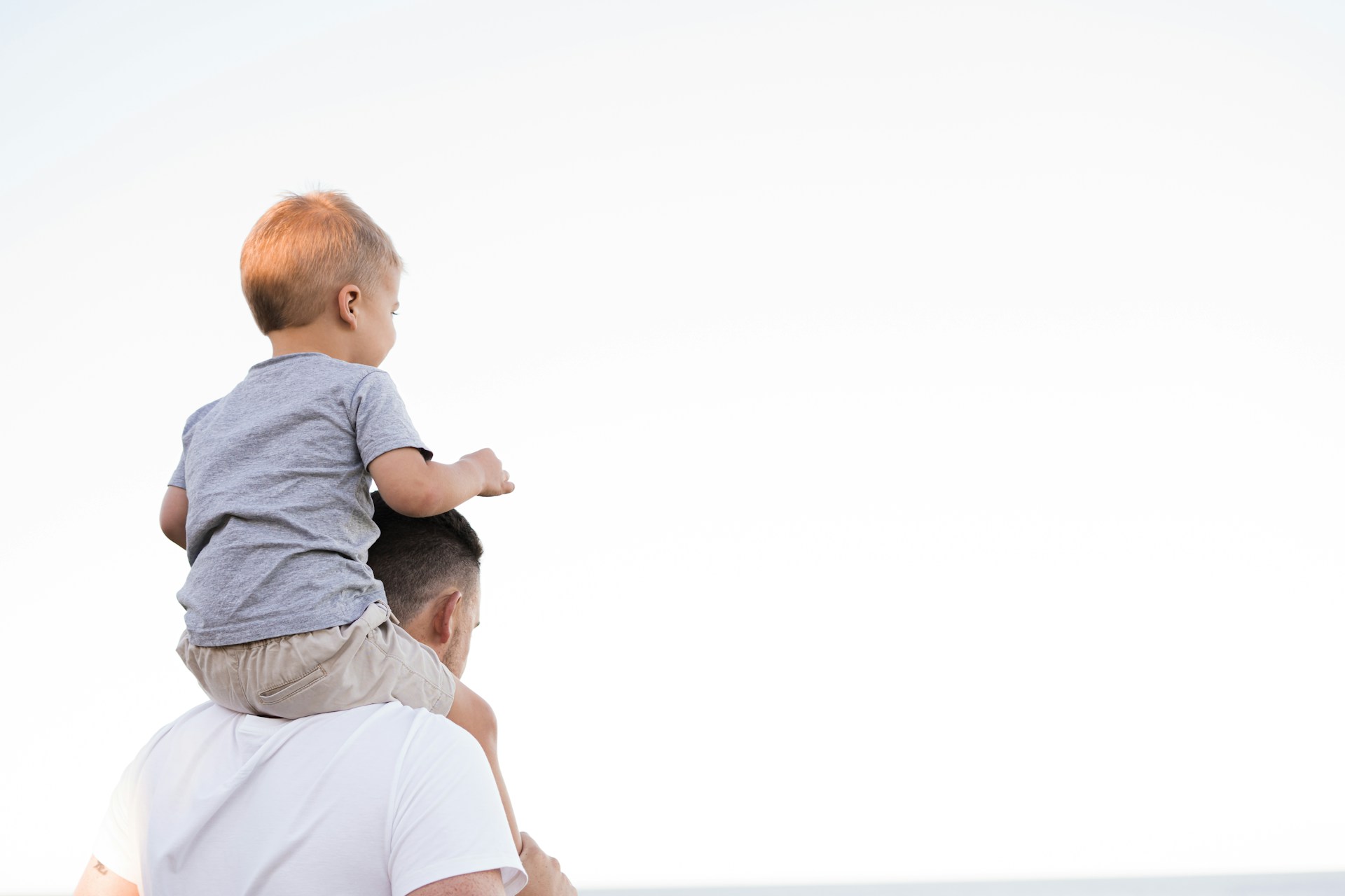 Future maman consultant les garanties de sa mutuelle d'entreprise avant son congé maternité