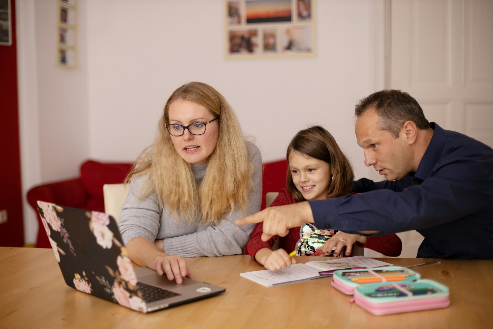 Parent de retour en entreprise après un congé parental, accueilli par son équipe