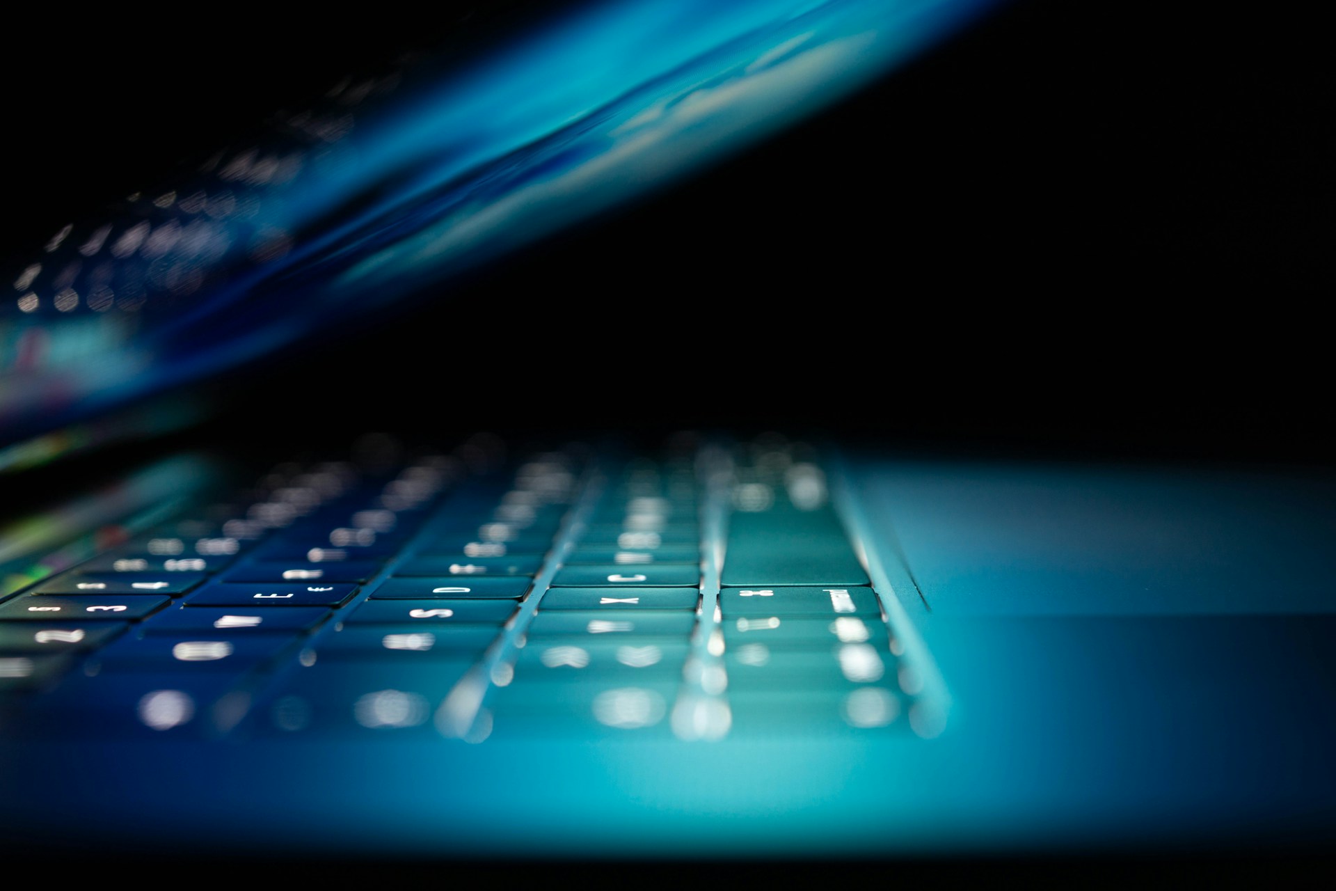 Assurance cyber entreprise : dirigeant de PME face à un poste de travail bloqué par un rançongiciel