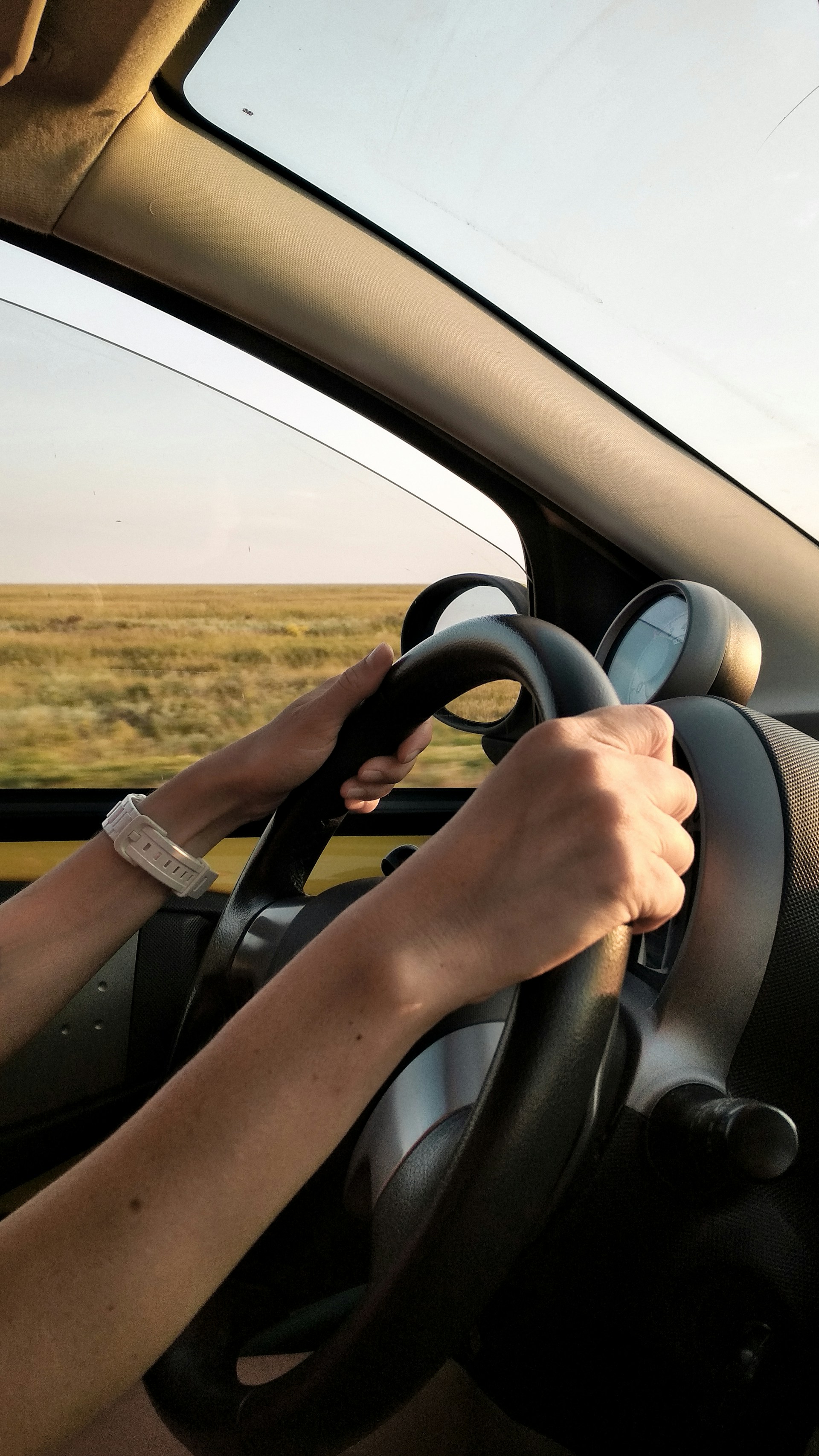 Assurance flotte auto-école : véhicule à double commande avec un élève au volant