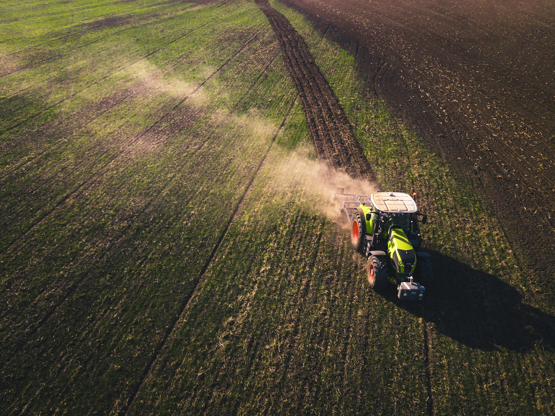 Assurance flotte engins agricoles : tracteur et moissonneuse d’une exploitation