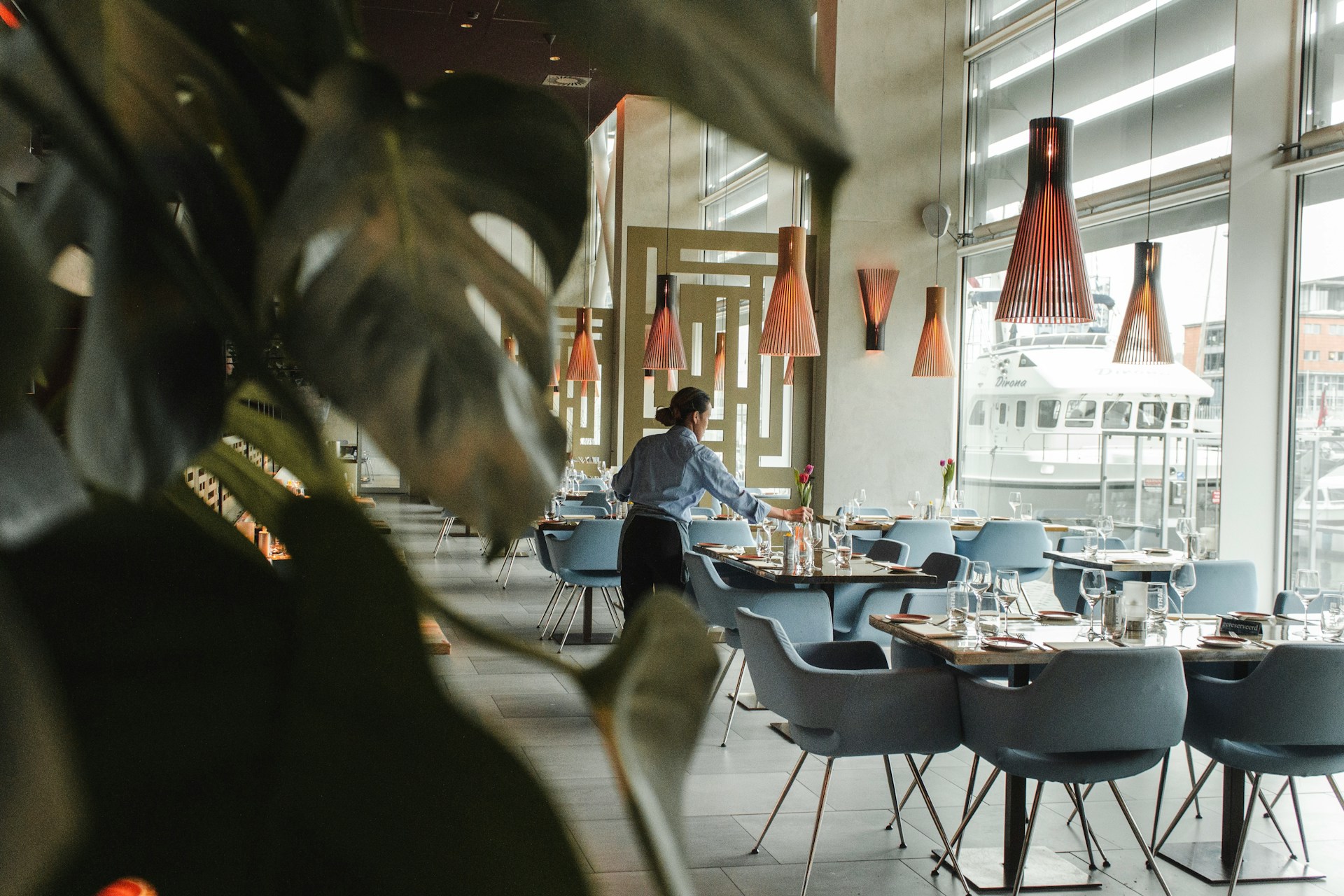 Assurance restaurant : salle et cuisine d'un restaurant en plein service, couverts par une multirisque professionnelle