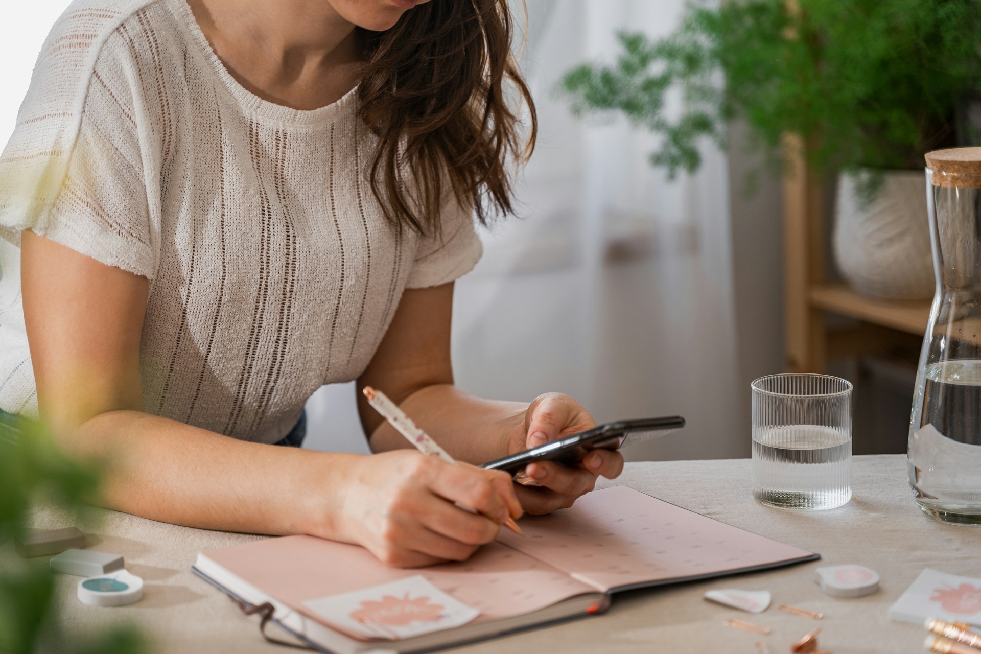 Check-list embauche et départ : remise du certificat de travail avec la mention de portabilité de la mutuelle au salarié sortant