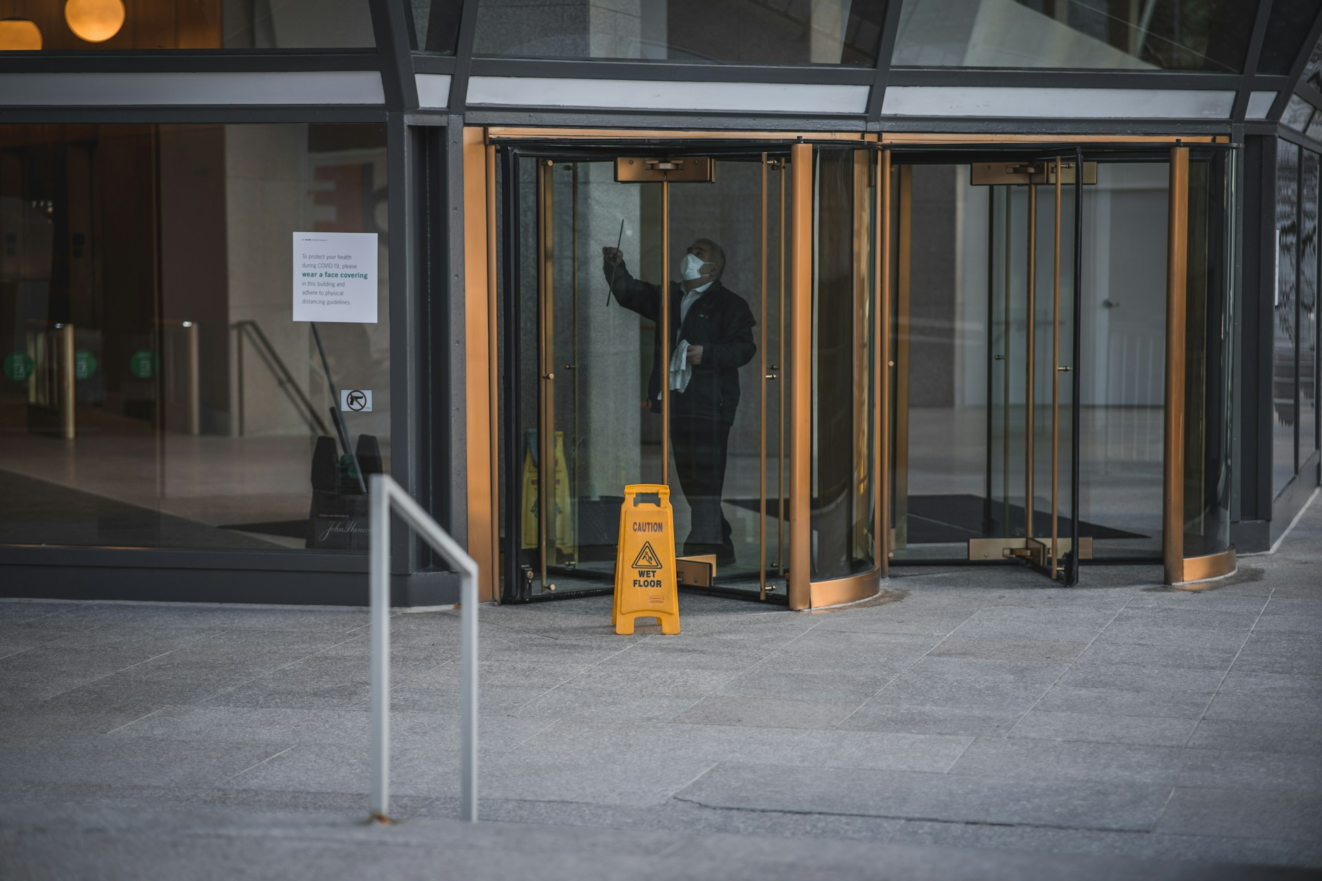 Mutuelle prévoyance gardien d'immeuble : gardienne dans le hall d'une copropriété relevant de l'IDCC 1043