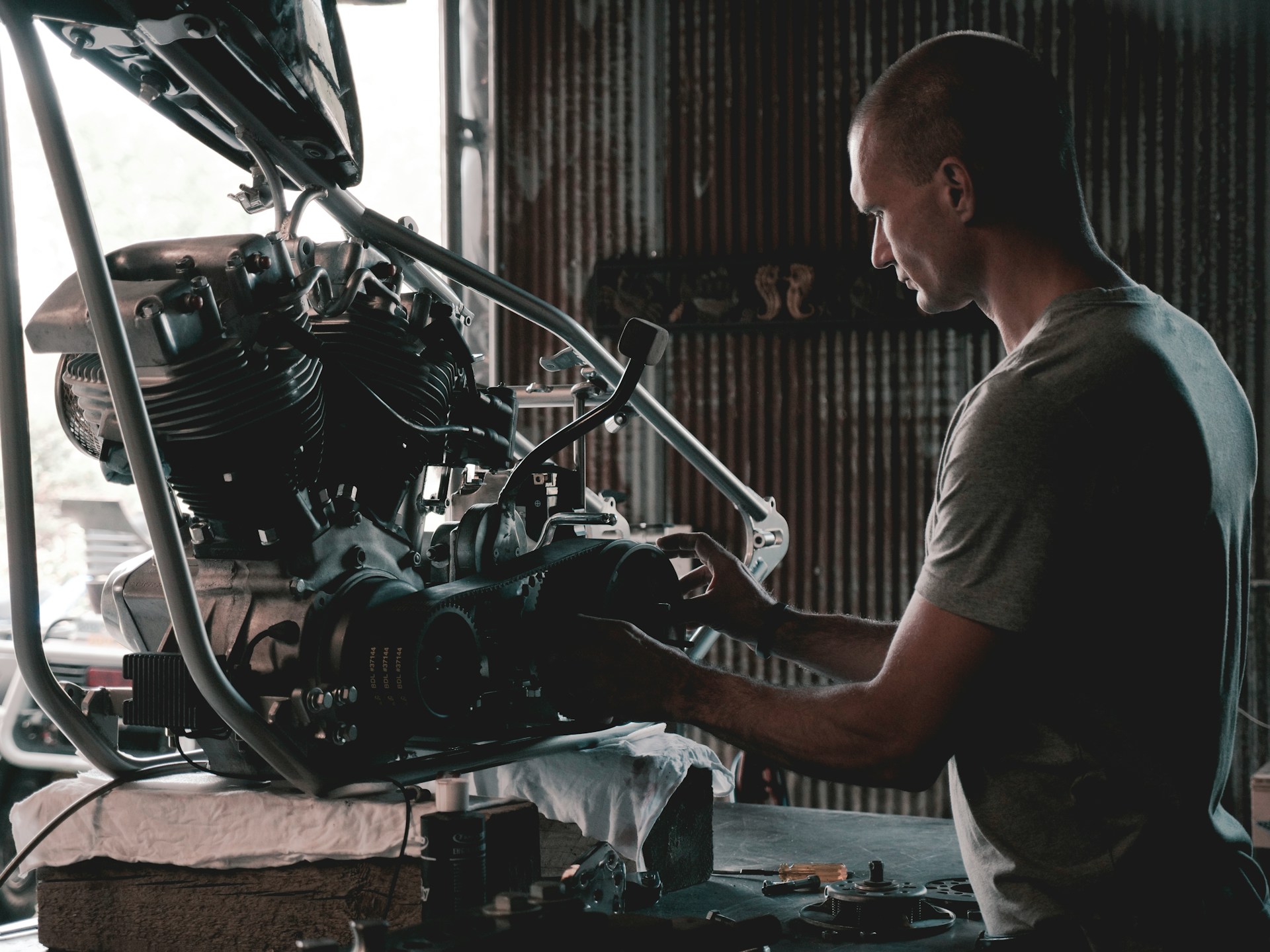 Mutuelle prévoyance services de l'automobile : mécanicien au travail dans un atelier de garage relevant de la convention IDCC 1090