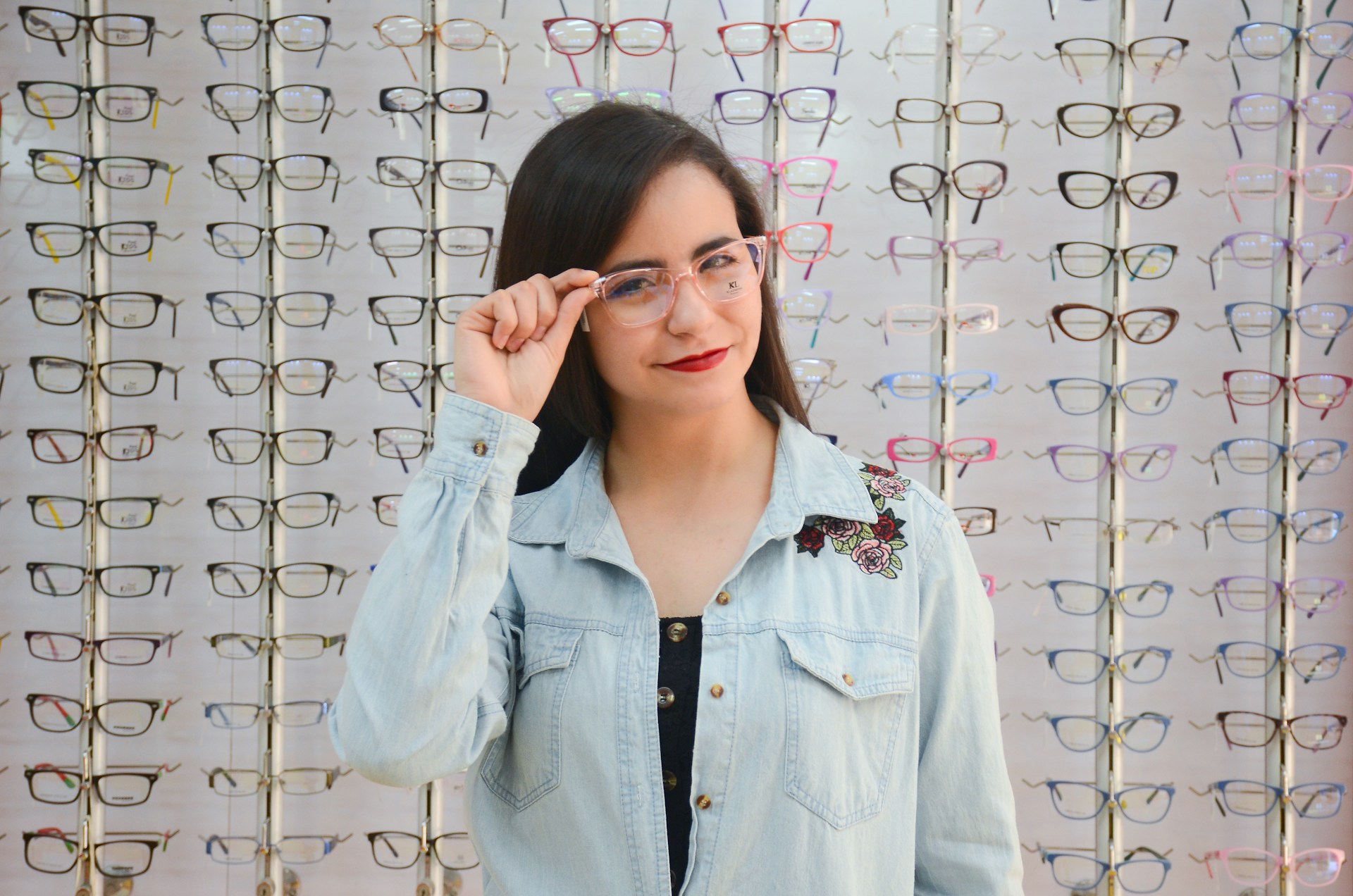 Mutuelle prévoyance opticiens IDCC 1431 : opticienne conseillant une cliente dans un magasin d'optique