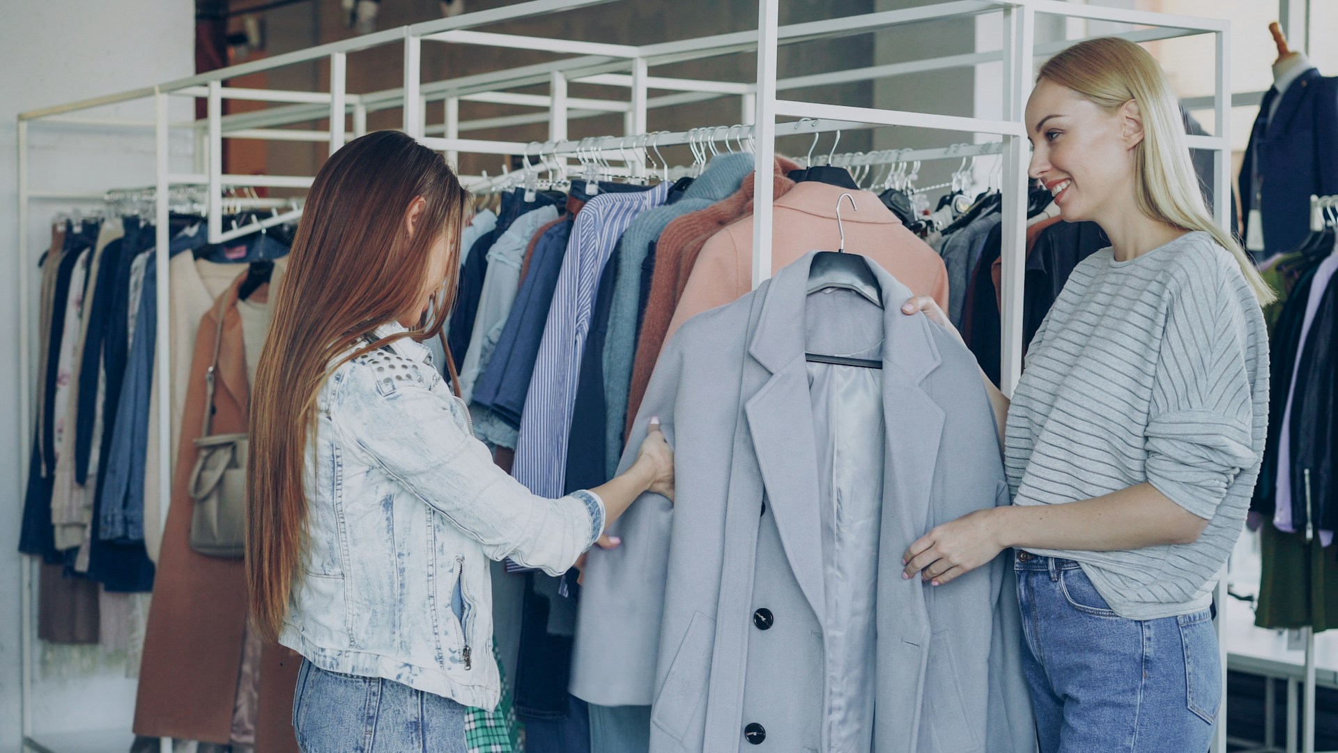 Mutuelle prévoyance IDCC 1517 : vendeuse conseillant une cliente dans une boutique de décoration, commerce de détail non alimentaire