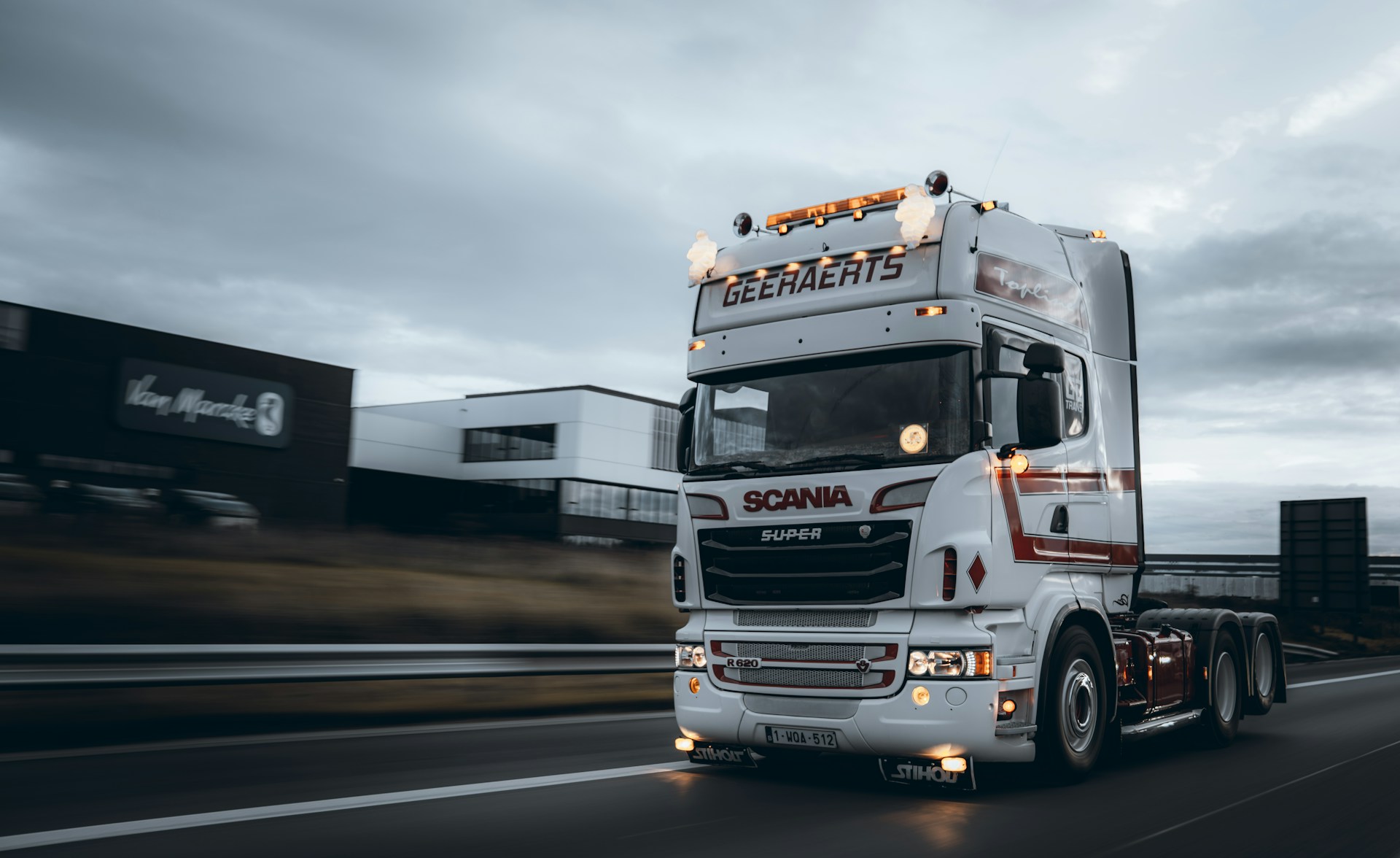 Mutuelle prévoyance transport routier : conducteur routier devant son poids lourd, salarié d’une entreprise relevant de la convention IDCC 16