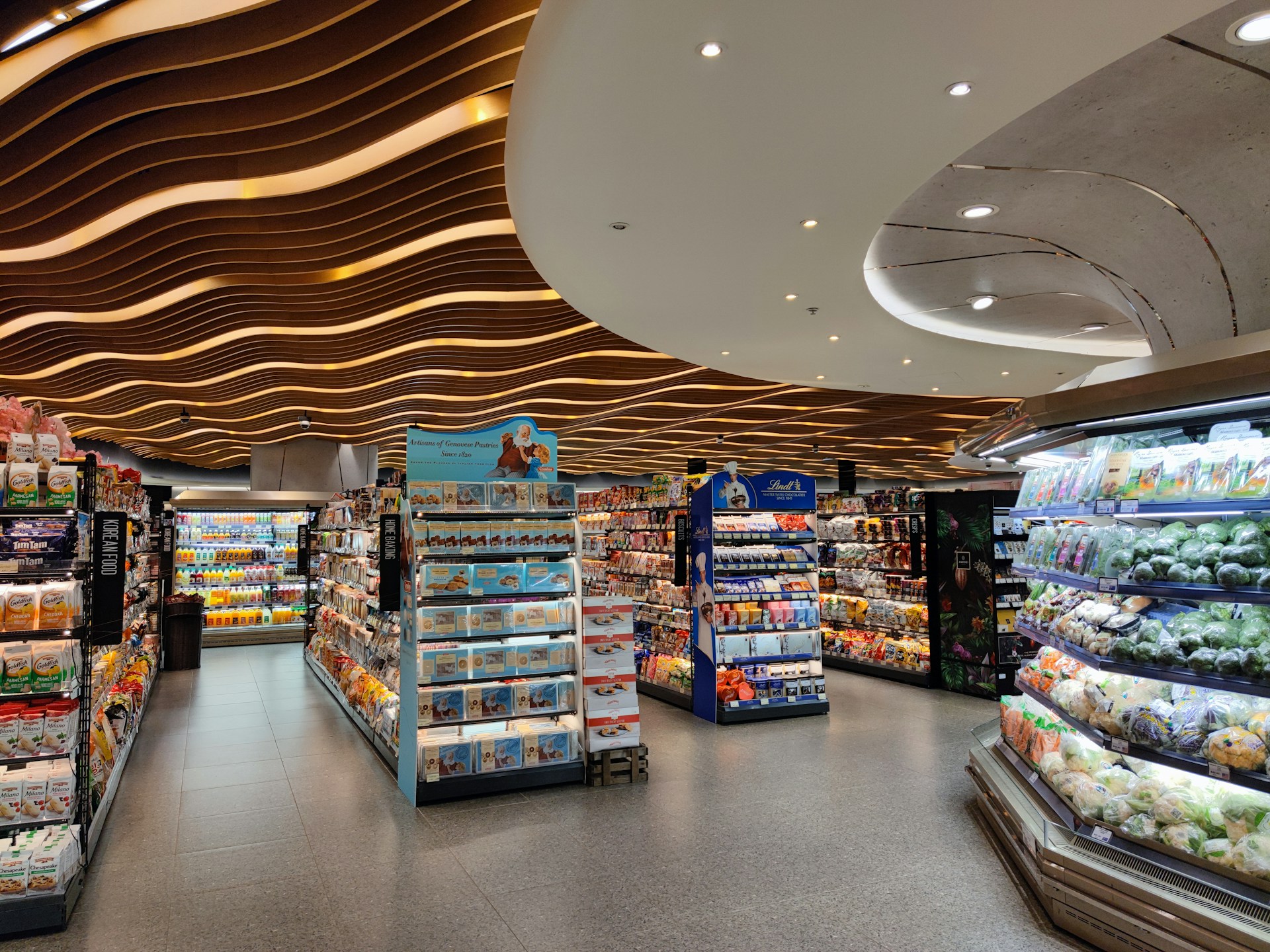 Mutuelle entreprise commerce alimentaire IDCC 2216 : employé en rayon d'un supermarché