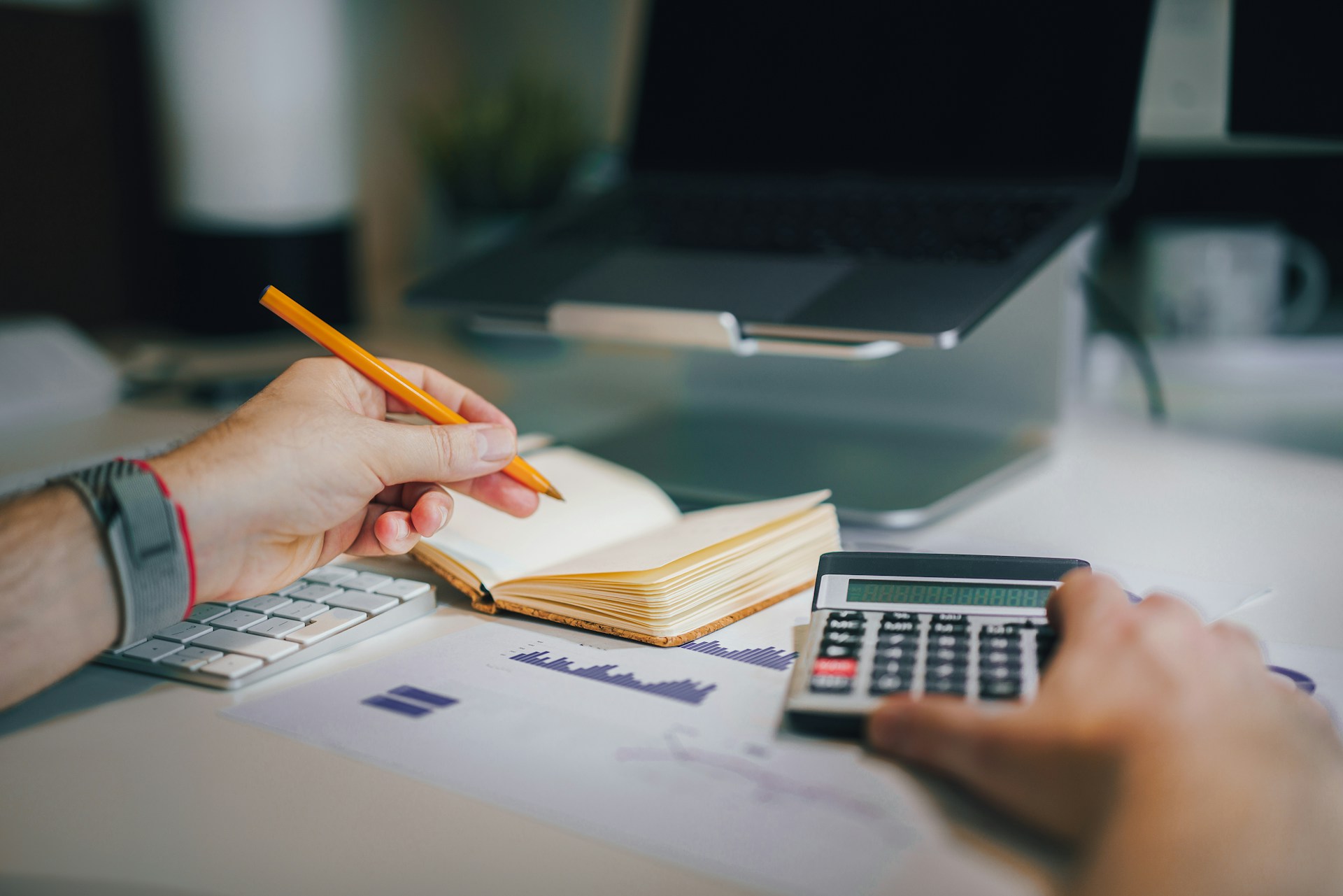 Mutuelle et prévoyance par convention collective : expert-comptable et gestionnaire de paie vérifiant le régime d'un client